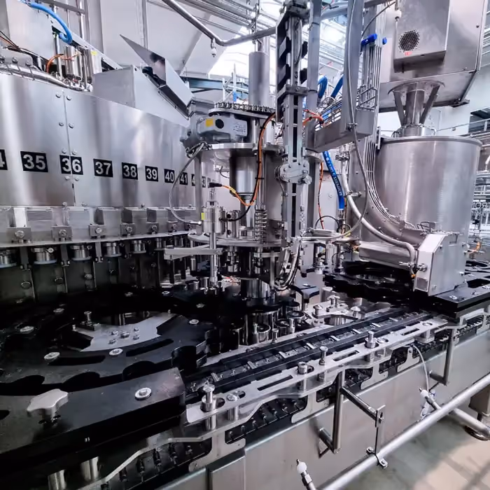Monoblock filler for beer in glass bottles and cans